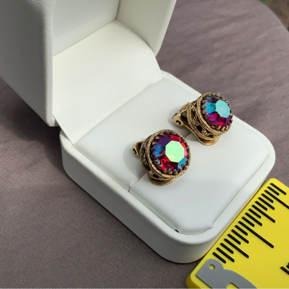 Vintage Gold Filigree and Iridescent Fuchsia Clip-On Earrings. ~1940-1950